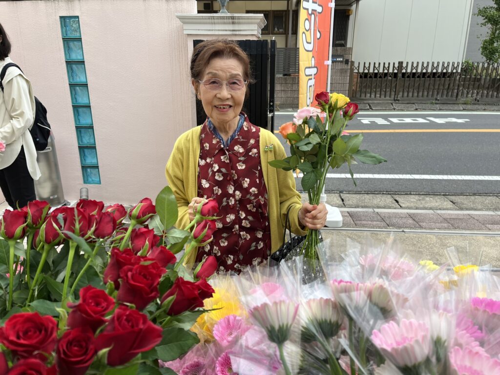 メモリアルグループ愛蓮社　花市の様子